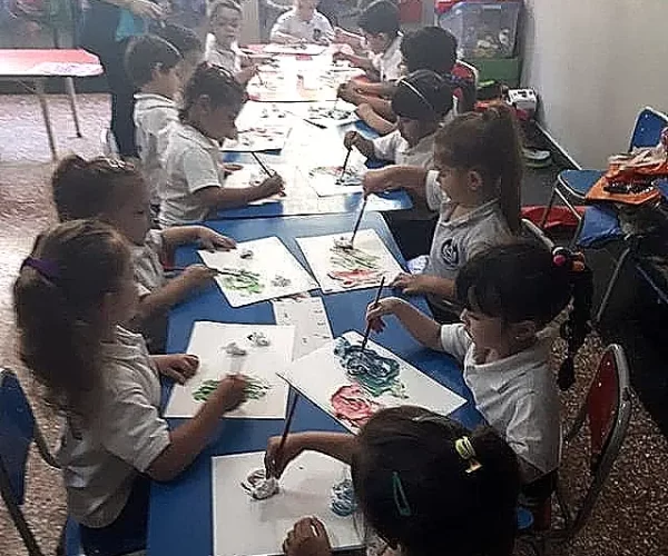 aula pintando Niños y niñas del Nivel Inicial dibujando. Propuesta educativa del Instituto Maria Auxiliadora Boedo, Buenos Aires